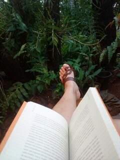 No jardim, Terezinha aproveita para ler. (Foto: Arquivo pessoal)