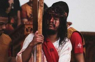 Gabriel interpretando Jesus durante encenação da Paixão de Cristo nas Moreninhas.