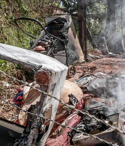 Fam&iacute;lia perde tudo ap&oacute;s inc&ecirc;ndio que come&ccedil;ou com curto-circuito 