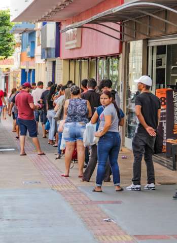 Consumidor se aglomera em fila para conseguir melhor pre&ccedil;o no ovo da P&aacute;scoa