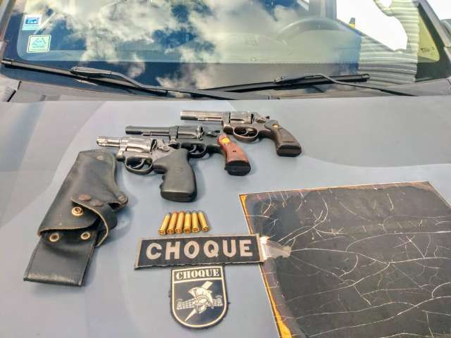 Jovem fica nervoso com abordagem policial e confessa a venda de armas 