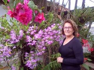 Terezinha Rockenbach ao lado das flores do jardim. (Foto: Arquivo pessoal)