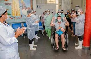 Aparecido, na cadeira de rodas, deixou hospital ao som dos aplausos da equipe médica. (Foto: Renê Márcio Carneiro/Prefeitura de Corumbá)
