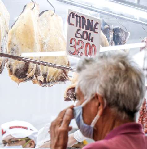 Fam&iacute;lias programam churrasco, mas com menos gente e &quot;regado&quot; a &aacute;lcool em gel