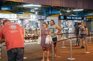 Feira volta a funcionar com medidas de seguran&ccedil;a, mas movimento ainda &eacute; t&iacute;mido 