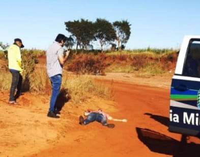 Homem &eacute; morto a facadas e tem corpo jogado em terreno 