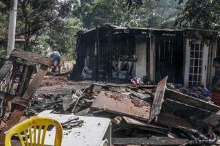 Fam&iacute;lia perde tudo ap&oacute;s inc&ecirc;ndio que come&ccedil;ou com curto-circuito 