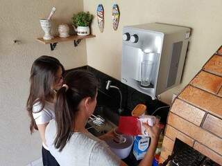 Mãe e filha aprendendo o que a cozinha afetiva tem a nos ensinar. (Foto: Arquivo Pessoal)