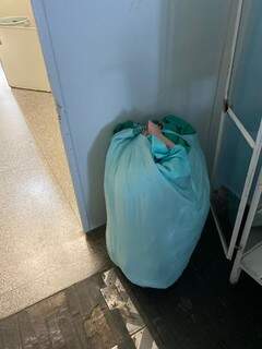 Saco com roupa suja em corredor de hospital de Naviraí. (Foto: Sindicato dos Médicos)