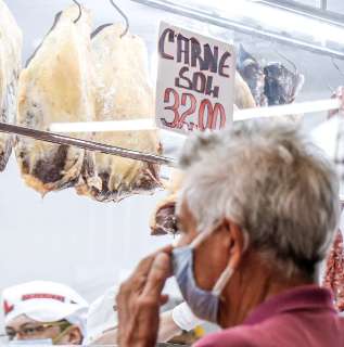 Fam&iacute;lias programam churrasco, mas com menos gente e &quot;regado&quot; a &aacute;lcool em gel