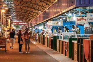 Feira volta a funcionar com medidas de seguran&ccedil;a, mas movimento ainda &eacute; t&iacute;mido 