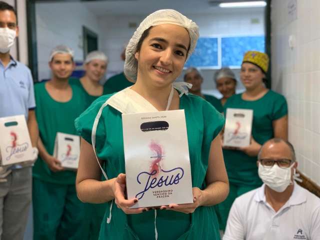 Funcion&aacute;rios de col&eacute;gio distribuem kits de P&aacute;scoa para profissionais da sa&uacute;de 