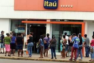 Fila em agência bancária na cidade de Três Lagoas (Foto: Divulgação - PMTL)