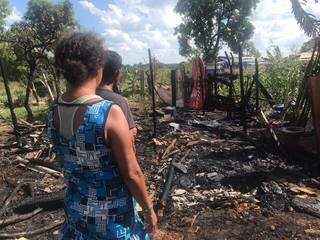 Edivania Barbosa olha para o barraco completamente destruído pelas chamas (Foto: Danielle Errobidarte )