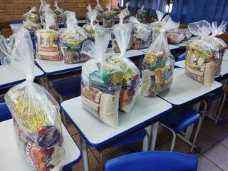Kits que são entregues às famílias da escola. (Foto: Arquivo Pessoal)