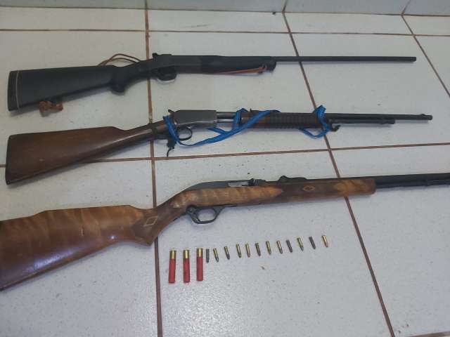 Ca&ccedil;adores flagrados com armas e javali s&atilde;o levados de viatura &agrave; delegacia
