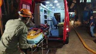 Momento em que o baleado chegou ao hospital. (Foto: Adilson Domingos) 