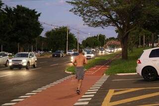 Homem corre sozinho na Avenida Afonso Pena (Foto: Paulo Francis)