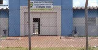 Preso &eacute; flagrado levando maconha, celular e dinheiro para dentro de cela
