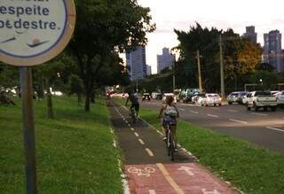 Ciclistas na Avenida Afonso Pena, em Campo Grande (Foto: Paulo Francis)