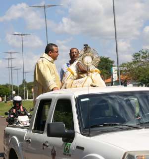 Na caminhonete e na escadaria, padres espalham bençãos em dia simbólico