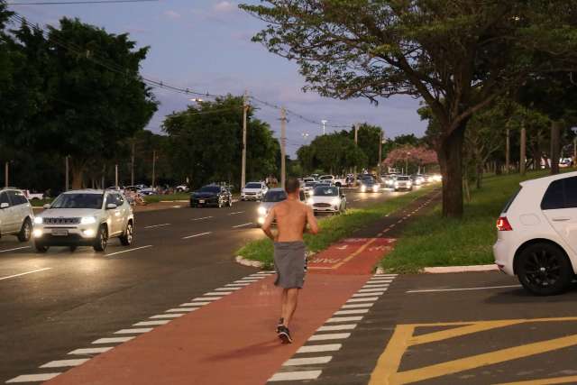 Sem academias, secret&aacute;rio aconselha a correr ou andar de bicicleta sozinho