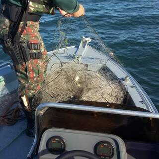 Durante fiscaliza&ccedil;&atilde;o, PMA encontra 400 metros de rede armada no rio Paran&aacute; 