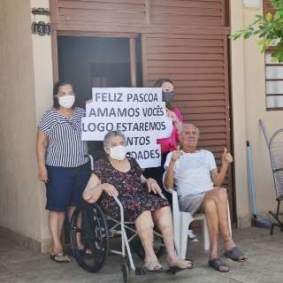 Fam&iacute;lia faz carreata e canta no port&atilde;o dos av&oacute;s para desejar feliz P&aacute;scoa