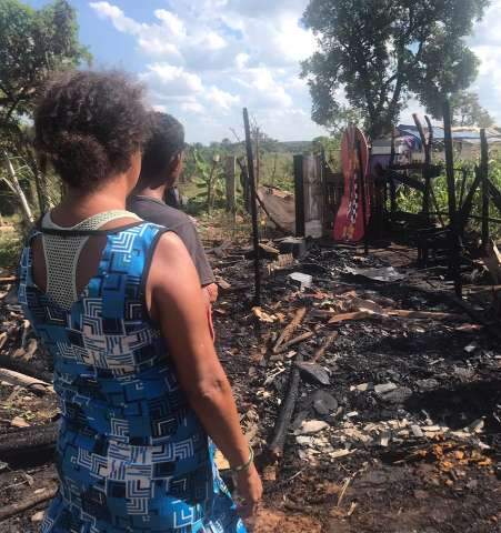 No 2&ordm; inc&ecirc;ndio no fim de semana, fogo destr&oacute;i barracos e deixa fam&iacute;lias sem nada