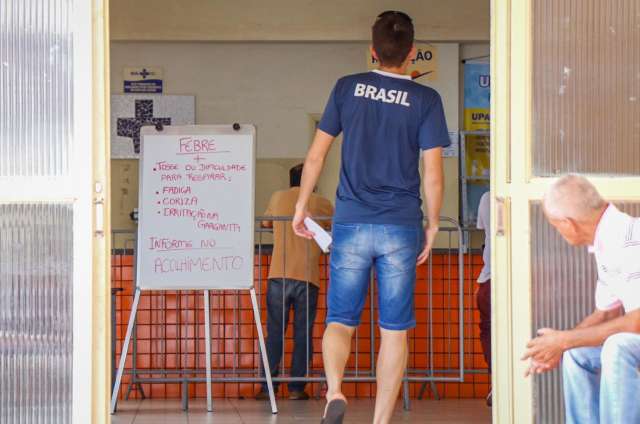 &ldquo;Est&aacute; bem perto&rdquo;, diz quem vai a posto onde foi atendida 1&ordf; v&iacute;tima da covid