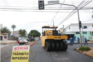 Obras de recapeamento realizadas em trecho da Rua Bahia com a Rua Pernambuco (Foto: Arquivo/Silas Lima)