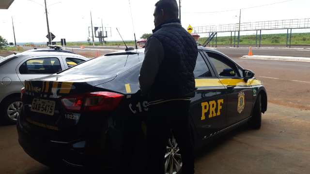 Homem &eacute; preso com maconha escondida at&eacute; sob os bancos de carro na fronteira