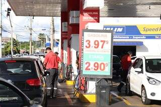 Preço da gasolina está abaixo de R$ 4 e do álcool por menos de R$ 3 o litro. (Paulo Francis)