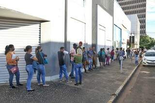 Na reabertura da Funtrab, grande procura da população foi por pedido de seguro-desemprego. (Foto: Paulo Francis)