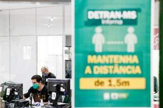 Faixas com aviso para os clientes manterem a distância (Foto: Henrique Kawaminami)