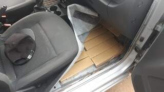 Homem &eacute; preso com maconha escondida at&eacute; sob os bancos de carro na fronteira