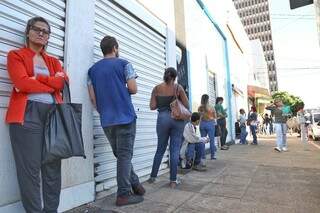 Com centena à espera, fila dobrou quarteirão na região central de Campo Grande (Foto: Paulo Francis)