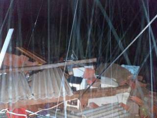 Casa que desabou em Pedro Juan Caballero durante o temporal desta noite. (Foto: Marciano Candia)