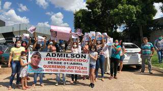 Familiares e amigos em protesto a favor da investigação do desaparecimento (Foto: Direto das ruas)