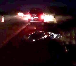 Motociclista tenta ultrapassar na rodovia, atinge carro e morre 