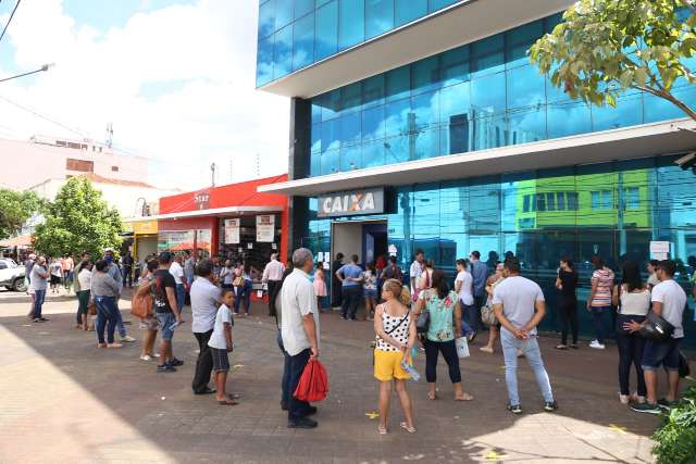Filas crescem em bancos, com nova fase de aux&iacute;lio emergencial de R$ 600 liberado