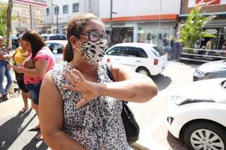 Para pagar contas e boleto, multid&atilde;o se aglomera em loja 
