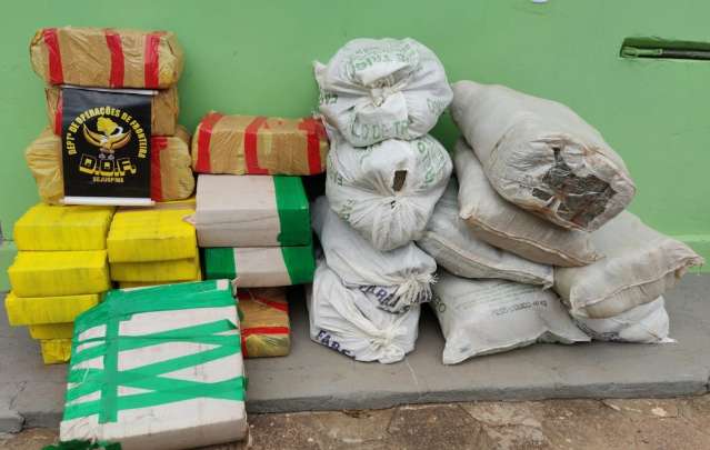 Trio &eacute; flagrado com mais de meia tonelada de maconha e skank na MS-180
