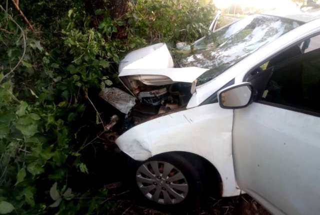 Motorista perde controle de dire&ccedil;&atilde;o de carro e atinge &aacute;rvore na MS-276 