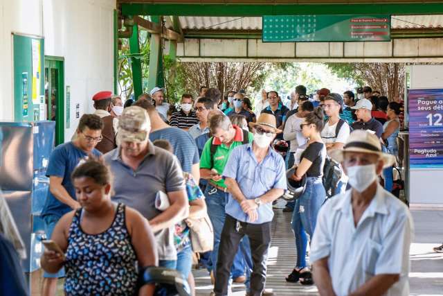 Retorno dos atendimentos no Detran gera fila com mais de 100 pessoas 