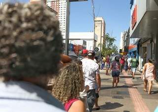 Fila quilométrica na porta do Magazine Luiza nesta segunda-feira. (Foto: Henrique Kawaminami)