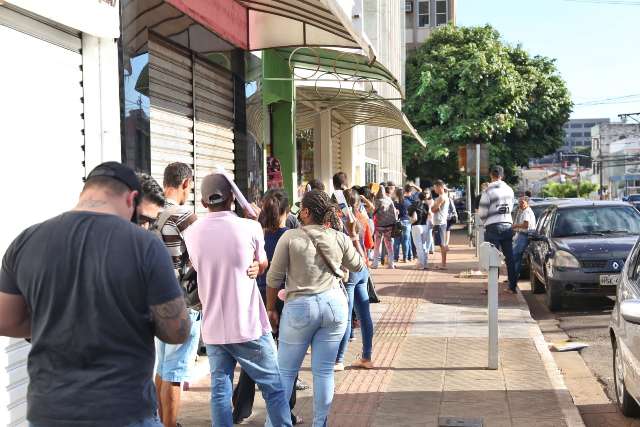 Desemprego em ebuli&ccedil;&atilde;o leva centena de pessoas &agrave; porta da Funtrab