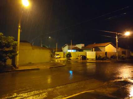 Chuva derruba temperatura e deixa bairros sem energia em Dourados 