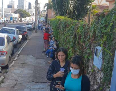 Depois do feriado, fila de seguro-desemprego na Funsat dobra a esquina