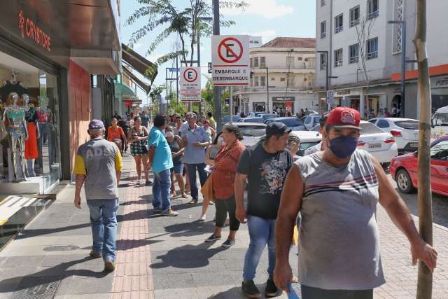 Para pagar contas e boleto, multid&atilde;o se aglomera em loja 